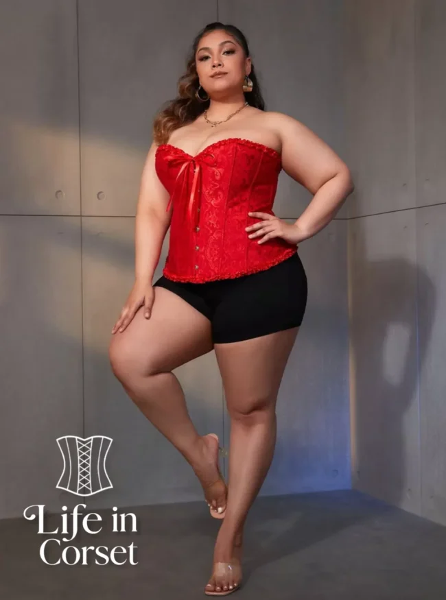 Corset bustier rouge brodé Victoria (vue plein pied) Corset bustier rouge brodé Victoria (vue plein pied)