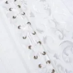 corset blanc avec broderies (zoom sur lacets)
