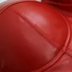 Bustier rouge cuir crop top Carmine (zoom sur bonnets en cuir) Bustier rouge cuir crop top Carmine (zoom sur bonnets en cuir)