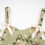 bustier vert kaki à fleurs Anaïs (zoom sur décolleté) bustier vert kaki à fleurs Anaïs (zoom sur décolleté)