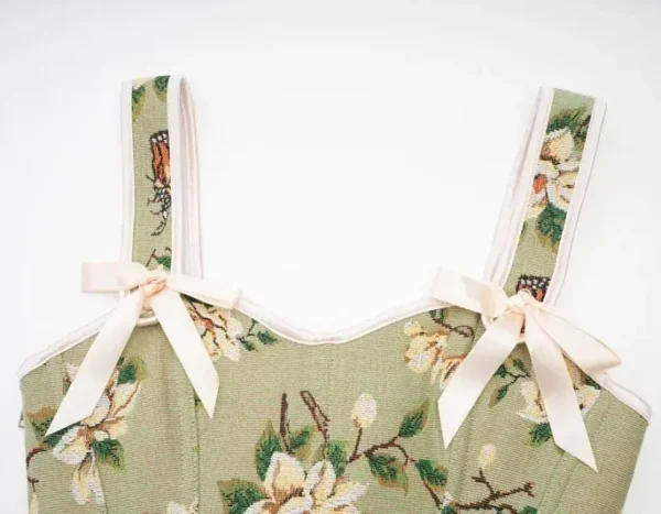bustier vert kaki à fleurs Anaïs (zoom sur décolleté) bustier vert kaki à fleurs Anaïs (zoom sur décolleté)