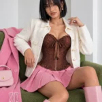 Corset en dentelle marron à fermeture éclair Ulyssia (vue assise) Corset en dentelle marron à fermeture éclair Ulyssia