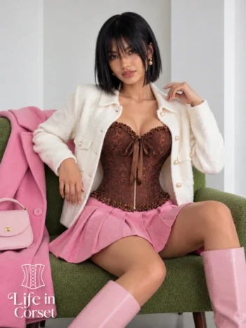 Corset en dentelle marron à fermeture éclair Ulyssia (vue assise) Corset en dentelle marron à fermeture éclair Ulyssia