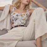Bustier floral blanc en satin à bretelles Maggie (vue assise) Bustier floral blanc en satin à bretelles Maggie