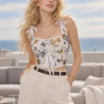 Bustier floral blanc en satin à bretelles Maggie (vue deface) Bustier floral blanc en satin à bretelles Maggie