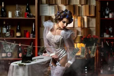 pin up moderne femme fatale en lingerie blanche