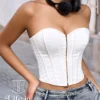 Bustier blanc court dos nu Alexa (porté avec un casque audio) Bustier blanc court dos nu Alexa (porté avec un casque audio)