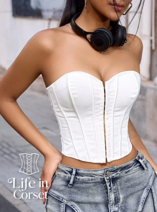 Bustier blanc court dos nu Alexa (porté avec un casque audio) Bustier blanc court dos nu Alexa (porté avec un casque audio)