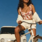 Crop top bustier fleuri blanc et rouge avec laçage Capucine (sur un vélo) Crop top bustier fleuri blanc et rouge avec laçage Capucine