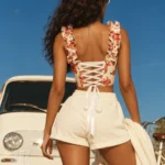 Crop top bustier fleuri blanc et rouge avec laçage Capucine (vue de dos) Crop top bustier fleuri blanc et rouge avec laçage Capucine