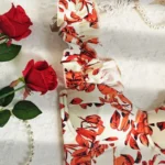 Crop top bustier fleuri blanc et rouge avec laçage dos Capucine (3) Crop top bustier fleuri blanc et rouge avec laçage Capucine