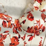 Crop top bustier fleuri blanc et rouge avec laçage dos Capucine (6) Crop top bustier fleuri blanc et rouge avec laçage Capucine
