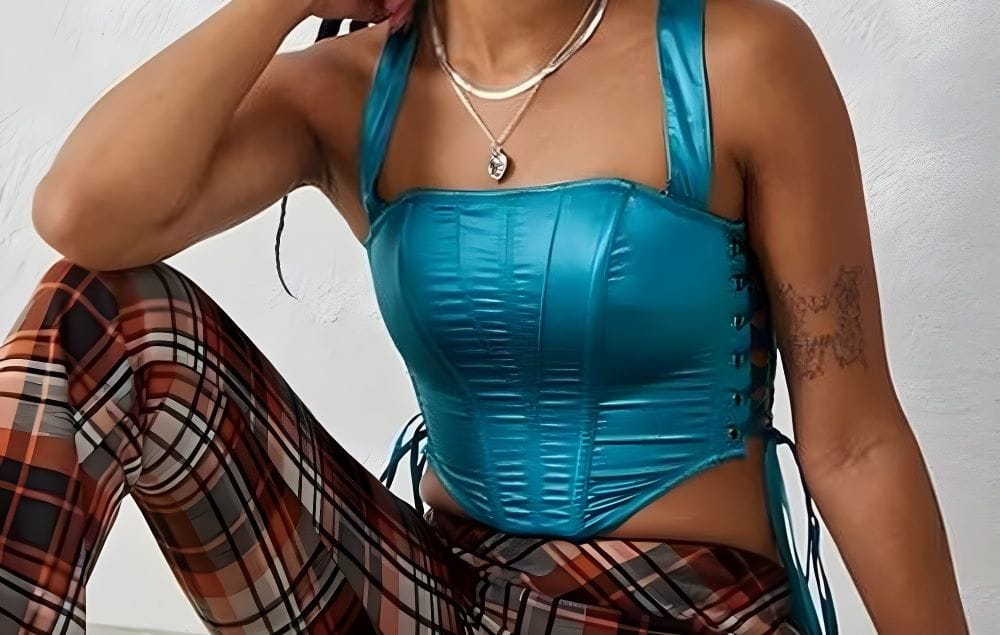 Bustier corset satin bleu ciel avec laçages latéraux et pantalon à carreaux
