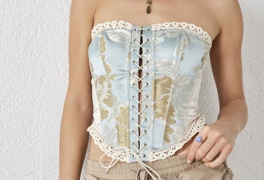 Bustier bleu pastel motifs discrets porté avec pantalon beige