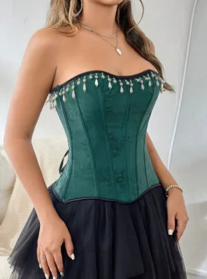 Corset vert Aurelia avec perles et broderies, porté avec une jupe noire