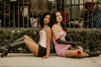 deux femmes assises par terre en corset