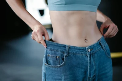 femme avec un jean trop grand