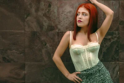 femme rousse portant un bustier