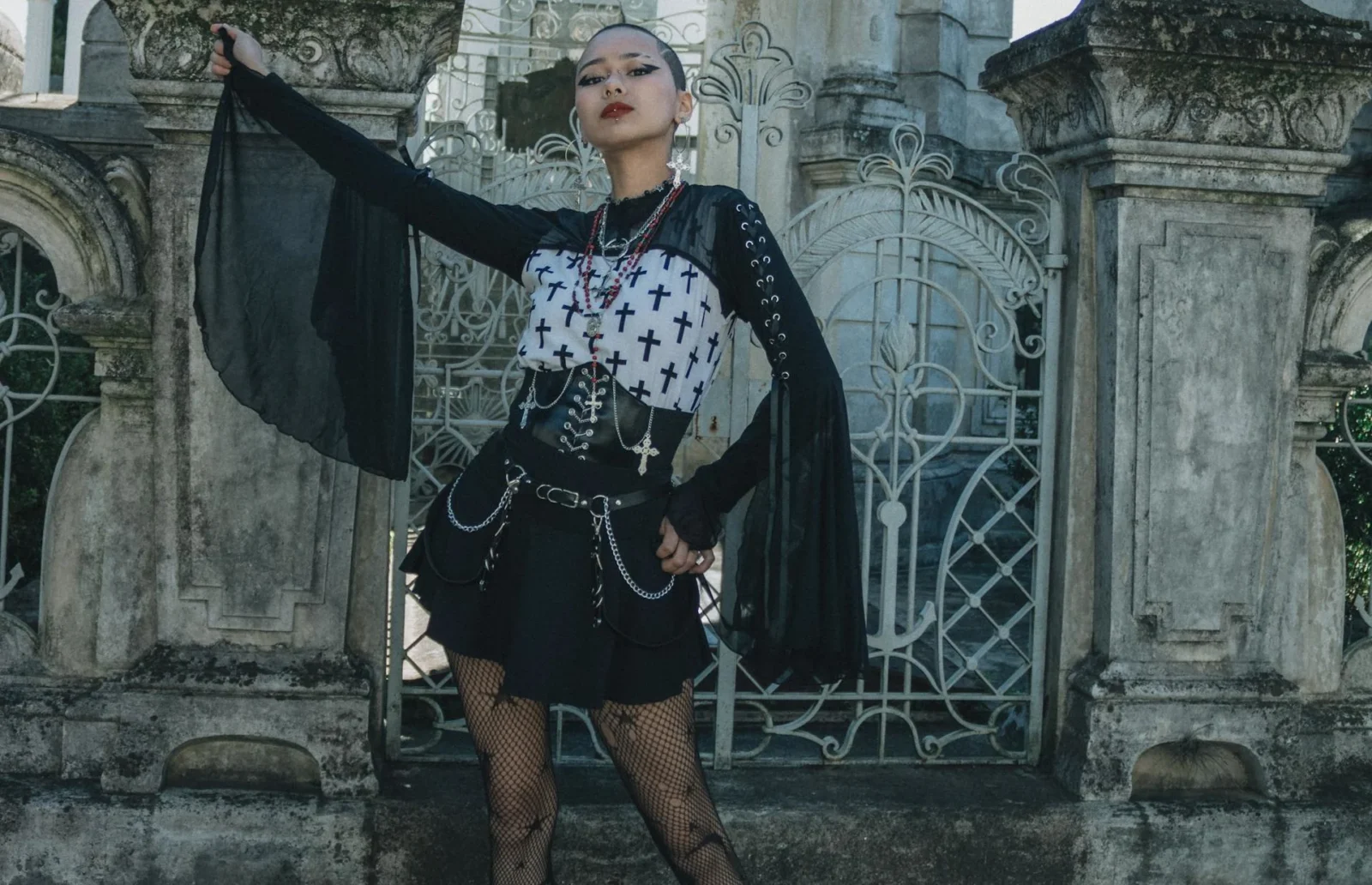 femme asiatique au look cuir et ghotique