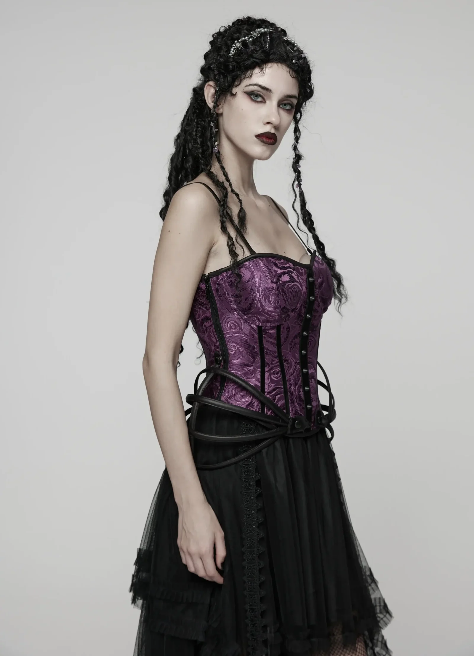 femme brune à la peau blanche portant un corset violet