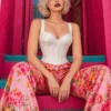 Corset blanc à bretelles et motifs floraux satinés