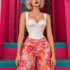 Corset blanc à bretelles et motifs floraux satinés