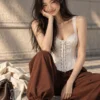Corset blanc baroque à bretelles et laçage satiné