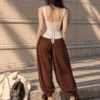 Corset blanc baroque à bretelles et laçage satiné