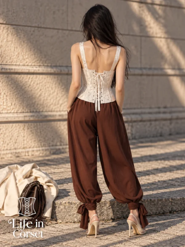 Corset blanc baroque à bretelles et laçage satiné