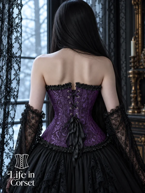 Corset gothique violet à lacets et rubans noirs (vue de dos) Corset gothique violet à lacets et rubans noirs