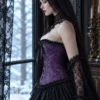 Corset gothique violet à lacets et rubans noirs (vue de profil) Corset gothique violet à lacets et rubans noirs