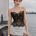 Corset noir en résille ajourée (vue de face) Corset noir en résille ajourée