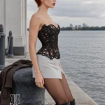Corset noir en résille ajourée (vue de profil) Corset noir en résille ajourée