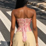 Corset rose en résille ajourée (vue de dos) Corset rose en résille ajourée