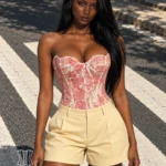 Corset rose en résille ajourée (vue de face2) Corset rose en résille ajourée