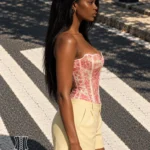 Corset rose en résille ajourée (vue de profil) Corset rose en résille ajourée